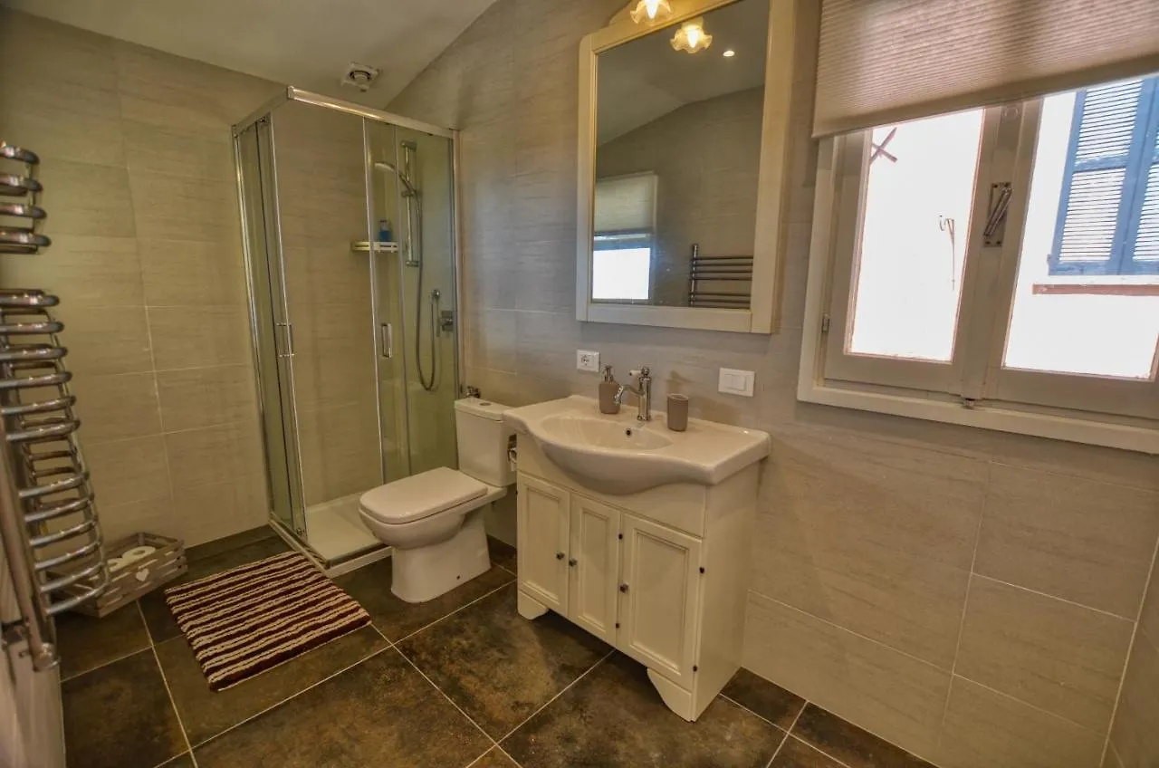 Bello Pezzo 3-Bedroom Lakeview Apartment With Shared Garden And Terrace San Siro  Italy