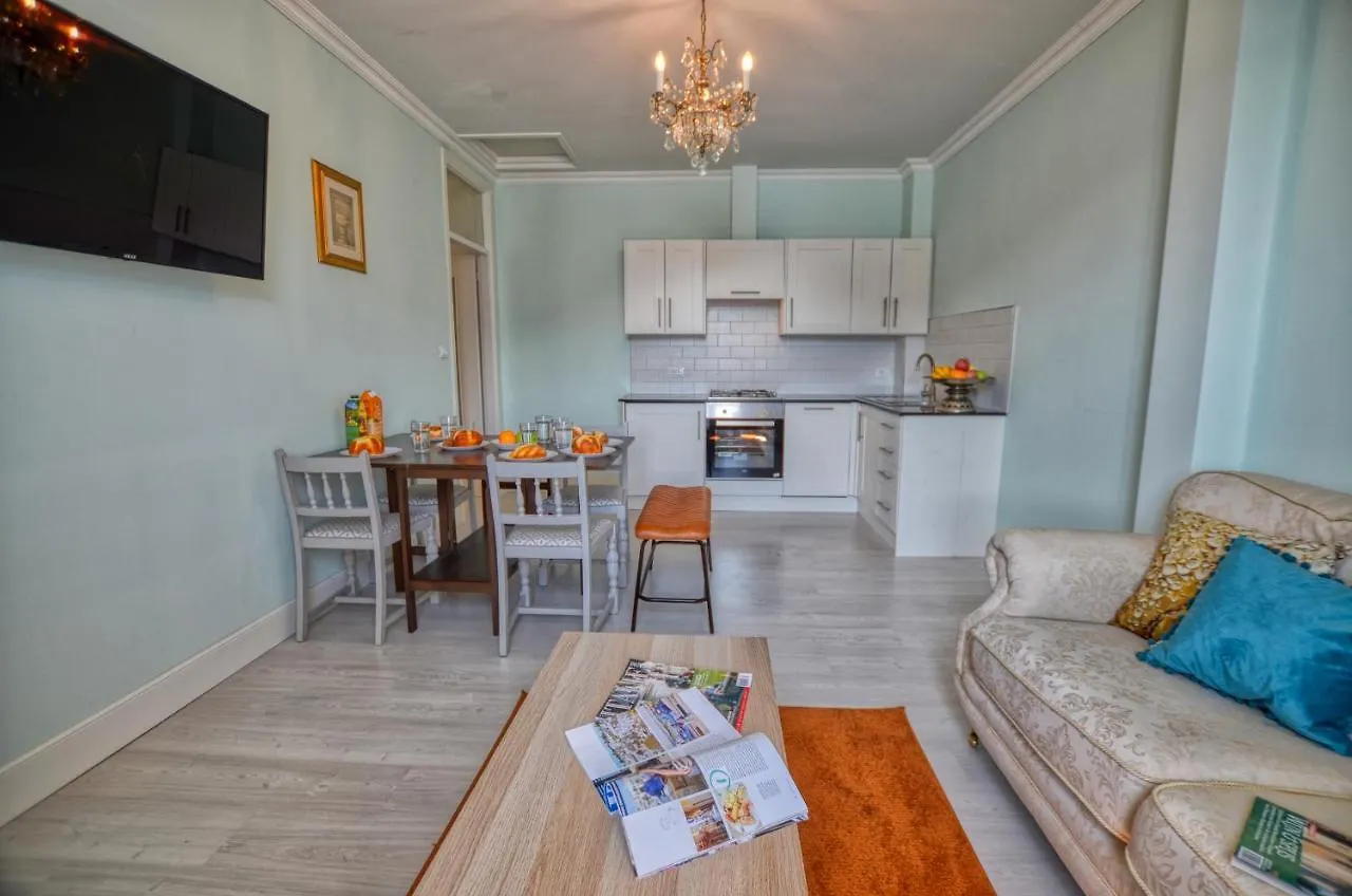 Bello Pezzo 3-Bedroom Lakeview Apartment With Shared Garden And Terrace San Siro  0*, San Siro (Lombardy)