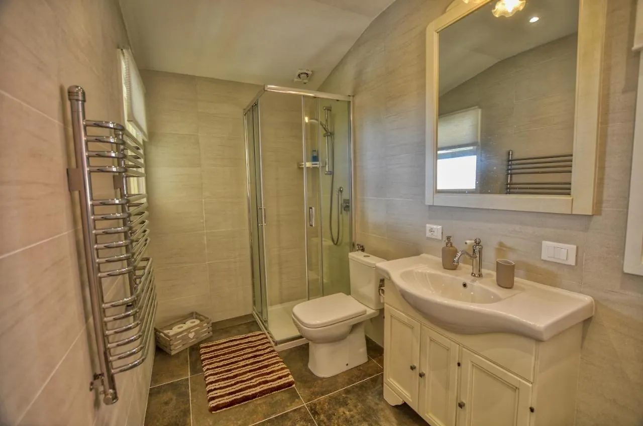 Bello Pezzo 3-Bedroom Lakeview Apartment With Shared Garden And Terrace San Siro  0*, San Siro (Lombardy) Italy