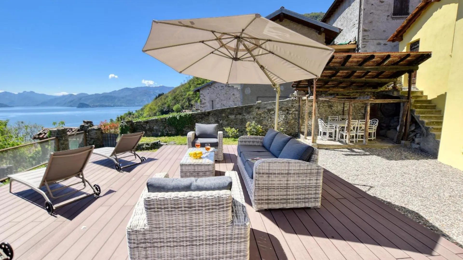Bello Pezzo 3-Bedroom Lakeview Apartment With Shared Garden And Terrace San Siro  Italy